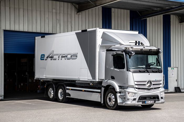 Apakah supir truk akan butuh kualifikasi atau lisensi khusus untuk mengemudikan truk listrik Mercedes-Benz eActros?