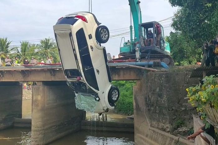 Proses evakuasi mobil Mitsubishi Pajero berpenumpang satu keluarga yang terjun ke Sungai (KOMPAS.com/AMRIZA NURSATRIA HUTAGALUNG)
