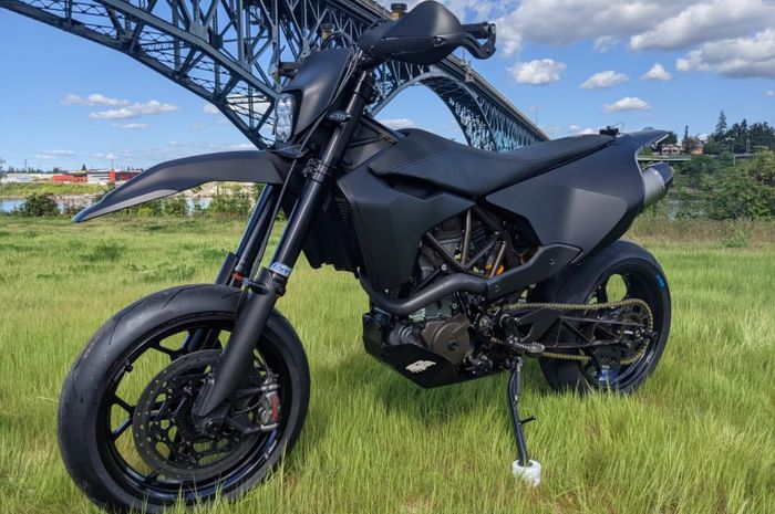 Husqvarna 701 Supermoto custom 