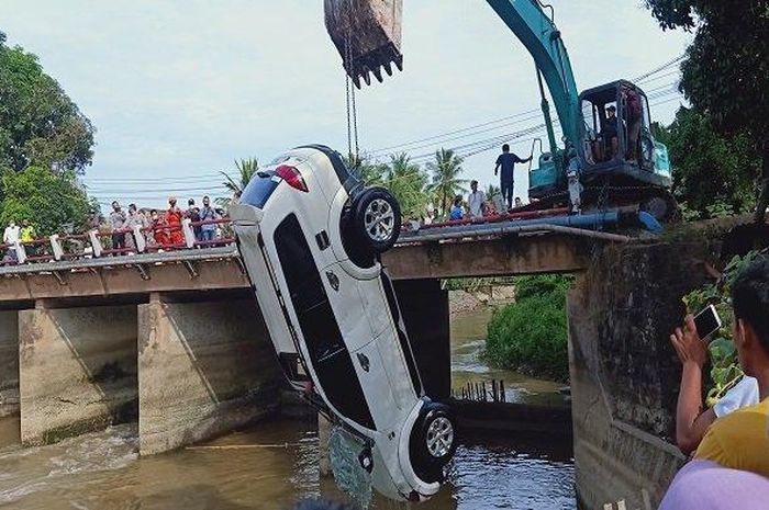 Mitsubishi Pajero Sport dikatrol dari dasar sungai di desa Sukaraja, Pedamaran, Ogan Komering Ilir, Sumatera Selatan