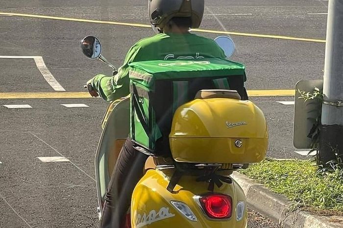 Ojol anti mainstream naiknya Vespa Primavera Sean Wotherspoon.