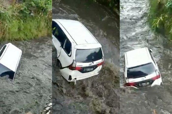 Toyota Avanza hanyut di sungai Cikendal, Perumahan Mekar Indah, Cijerah, Bandung Kulon, kota Bandung, Jawa Barat
