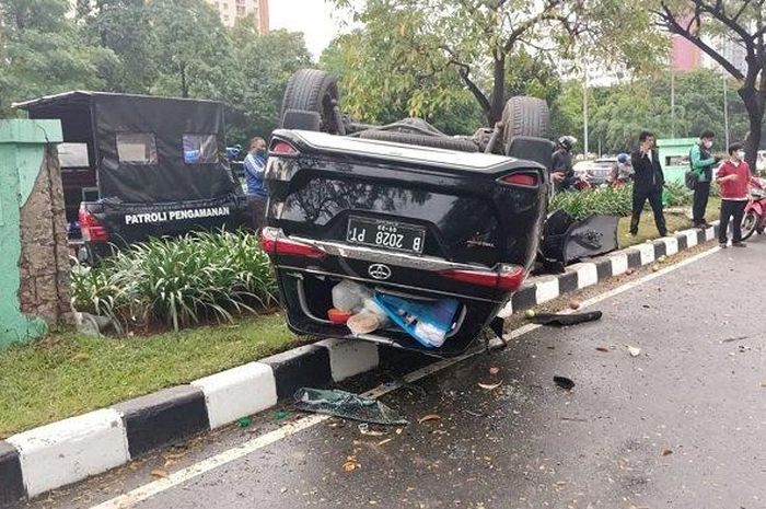 Toyota Fortuner terbalik usai tabrak pembatas di Jl Benyamin Sueb, Pademangan Timur, Pademangan, Jakarta Utara