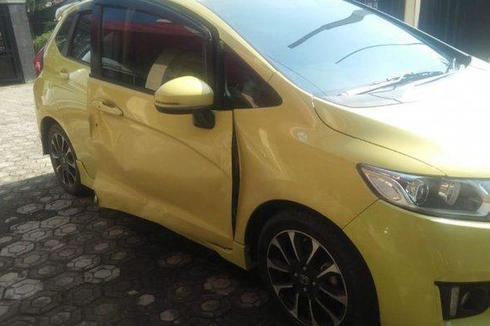 Honda Jazz ringsek pintu kanan usai diterjang motor saat dibuka secara mendadak