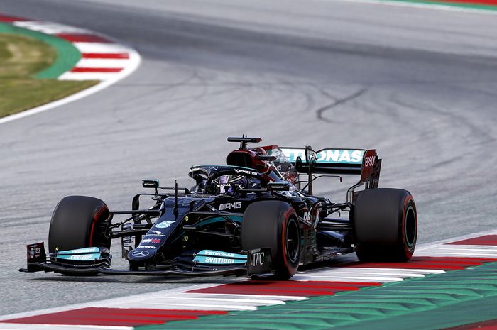 Lewis Hamilton bisa jadi yang tercepat meski sempat tergelincir pada lima menit terakhir FP2 F1 Austria. 