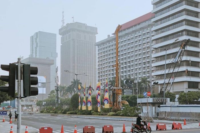sejumlah ruas jalan di Jakarta yang terpantau sepi pada hari pertama PPKM darurat Jawa Bali.