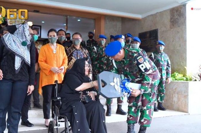 Rachmawati Soekarnoputri melakukan penyerahan simbolis Pajero Sport dan Kawasaki Concours kepada Letjen TNI Dodik Wijanarko.