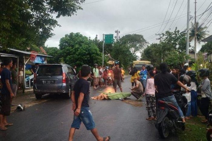 Pengendara Yamaha Mio terlindas Toyota Avanza yang melaju dari arah berlawanan