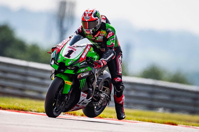 Jonathan Rea tak terbendung dan memenangkan Superpole Race WorldSBK Inggris 2021 setelah 'puasa' selama sebulan.