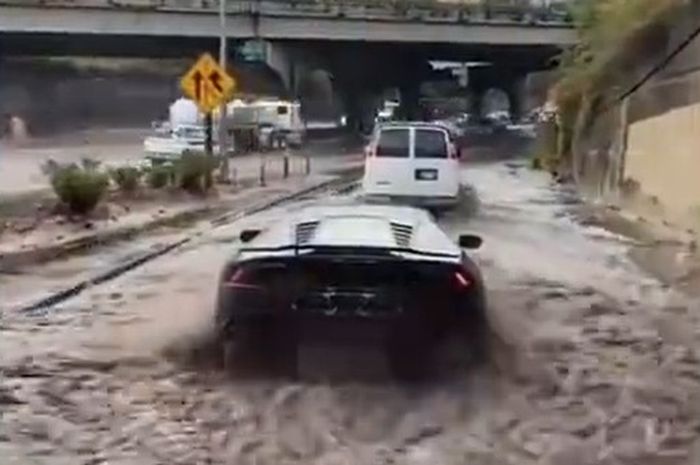 Lamborghini Huracan  terjang banjir.