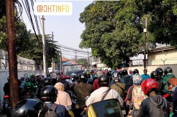kemacetan di Jalan Semanan Raya saat PPKM Darurat hari ketiga, Senin (05/06)