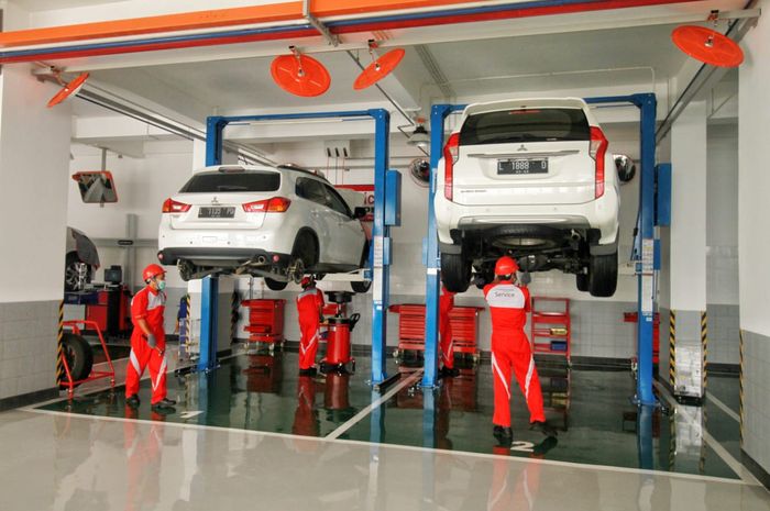 Ilustrasi. Servis mobil Mitsubishi di dealer resmi