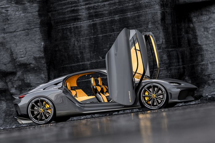 Koenigsegg Gemera dengan pintu terbuka lebar.
