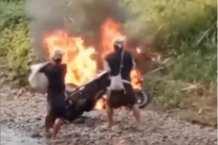 Video petugas adat warga Baduy sengaja membakar empat motor