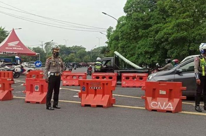Pos penyekatan PPKM Darurat di Bundaran Waru, perbatasan Surabaya-Sidoarjo, Jawa Timur