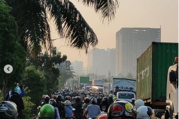 Kondisi kemacetan di kawasan Jl Daan Mogot, Cengkareng, Jakarta Barat