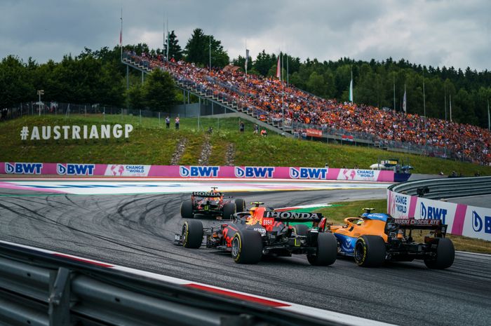 Lando Norris kena penalti gara-gara mendorong Sergio Perez keluar trek di awal balap F1 Austria 2021
