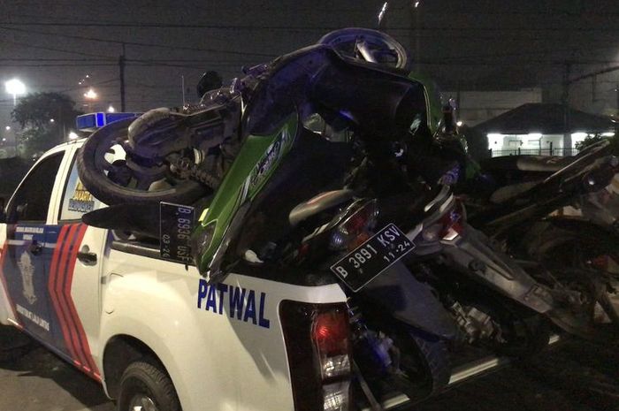 Polisi menangkap gerombolan anak muda di perlintasan rel Stasiun Senen, Jakarta Pusat pada Minggu (4/7/2021) dini hari. Dari para pemotor, polisi menemukan senjata tajam dan membawa motor.(KOMPAS.com/WAHYU ADITYO PRODJO) 