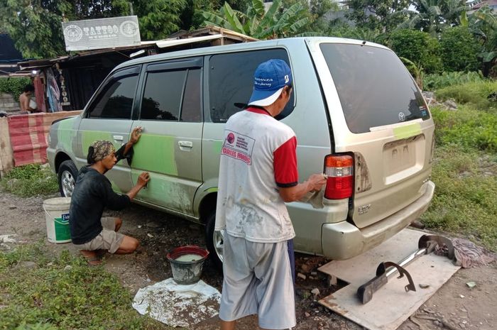 Bengkel Karya Motor terpaksa cari tempat lain karena Pasar Mobil Kemayoran ditutup. 