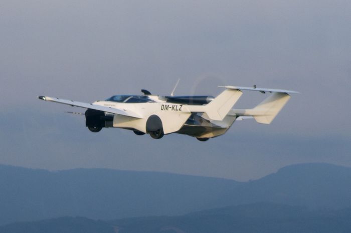 Prototipe mobil terbang AirCar sukses mengudara hingga 35 menit