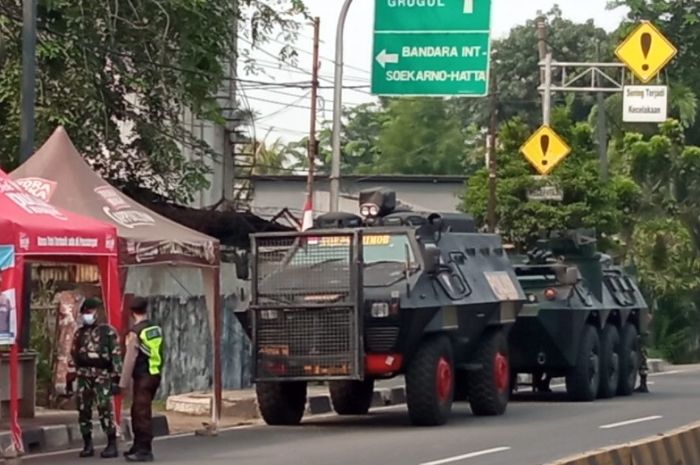 Anggota TNI dan polisi berjaga-jaga disekitar lokasi penyekatan di Jalan Daan Mogot KM 14, Cengkareng, Jakbar