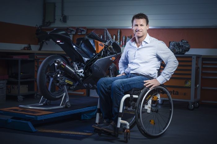 Pit Beirer sosok besar dibalik kompetitifnya KTM di berbagai ajang. Sudah 18 tahun pakai kursi roda. 