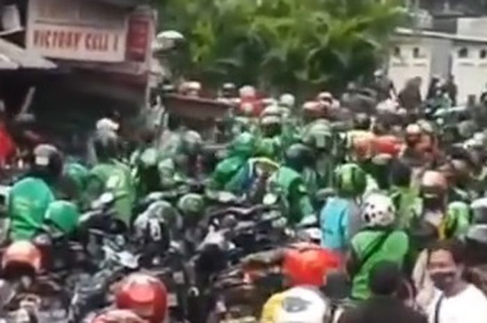 Bentrok Debt Collector Vs Ojol di Sawah Besar, Puluhan Helm Melayang di Udara