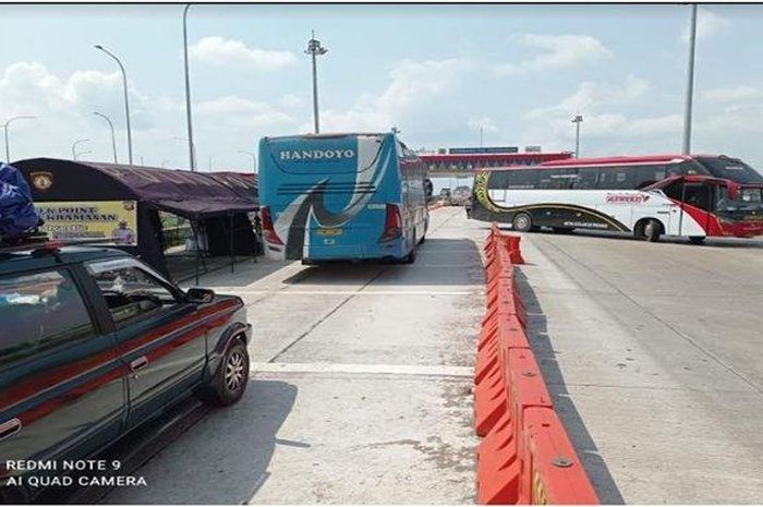 Penyekatan arus lalu lintas di depan GT Keramasan pada Selasa (06/07/2021).