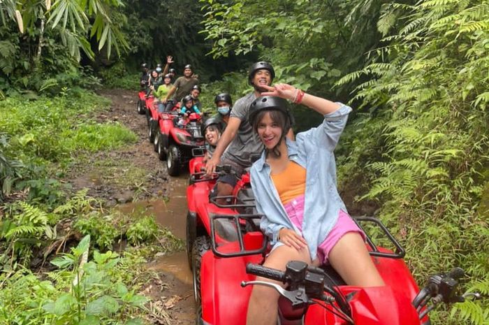 Nia Ramadhani, istri Ardi Bakrie ternyata suka bermain tanah di atas ATV