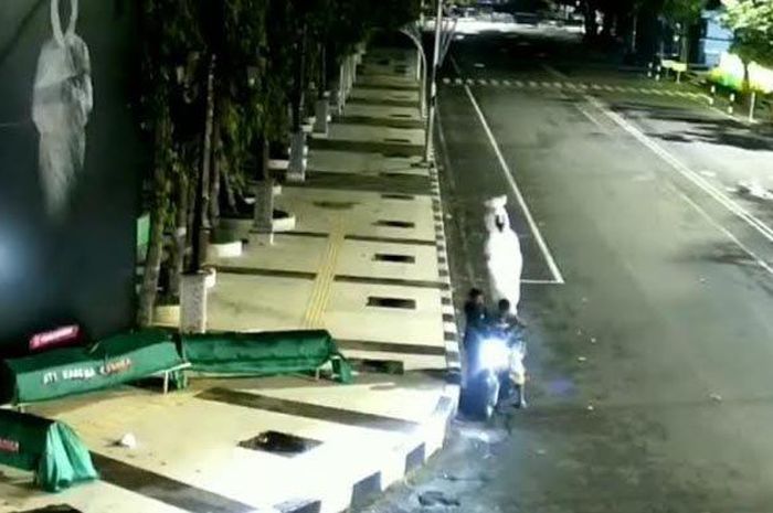 Aksi pelaku yang membawa kabur pocong di Alun-alun Lamongan terekam CCTV Dishub, Jumat (9/7/20219).