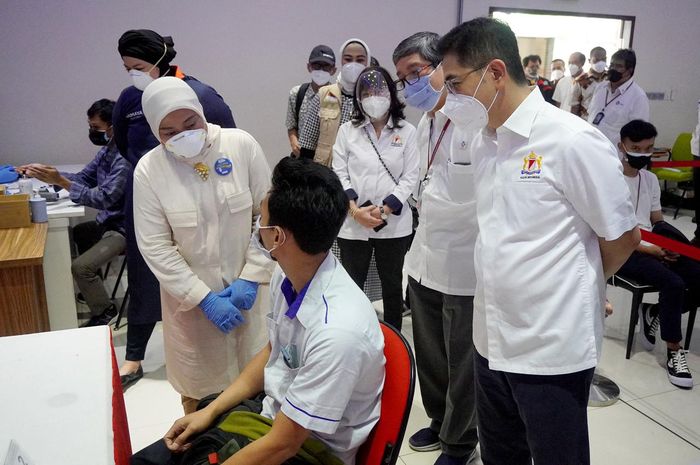 Karyawan TMMIN beserta keluarga mengikuti program Vaksin Gotong Royong