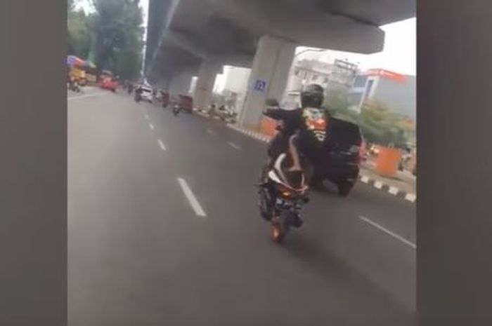 Pengendara motor  freestyle di Jalan raya videonya viral di media sosial.