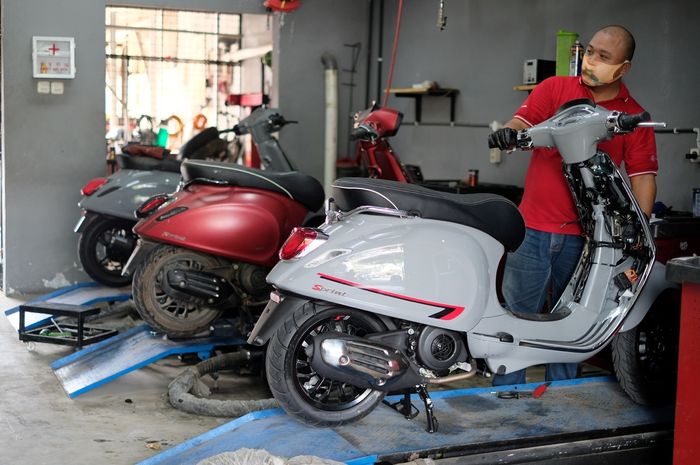 Bengkel ini kebanjiran perbaikan Vespa matic setelah kebanjiran