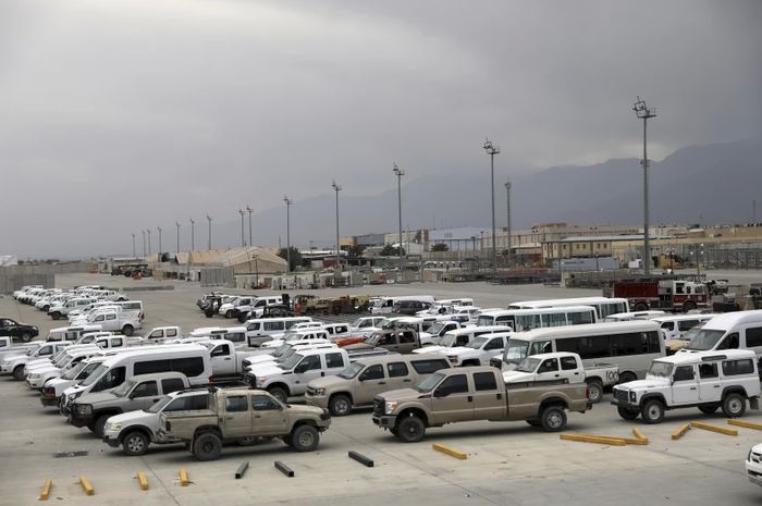 Deretan mobil yang ditinggalkan pasukan Amerika Serikat di lapangan udara Bagram, Afganistan