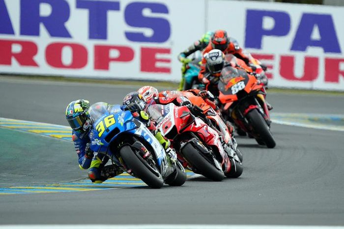 Joan Mir (nomor 36) menggunakan Suzuki GSX-RR bermesin 4 silinder in-line