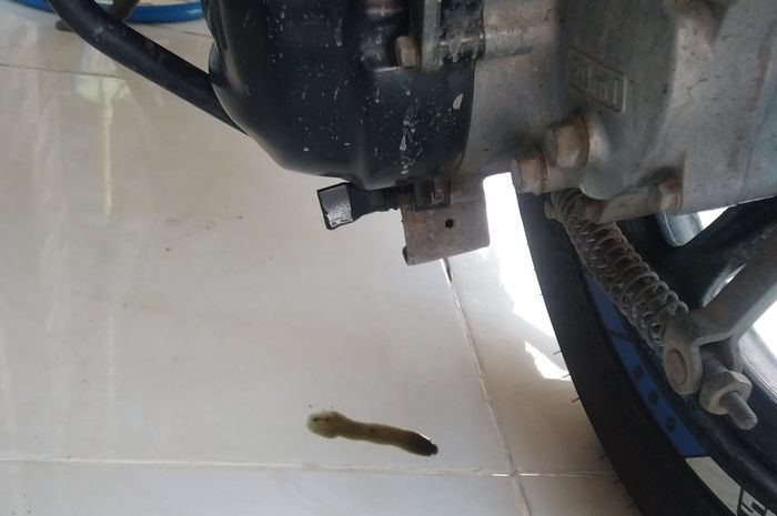 Ilustrasi tetesan oli mesin dari bagian transmisi CVT motor matic