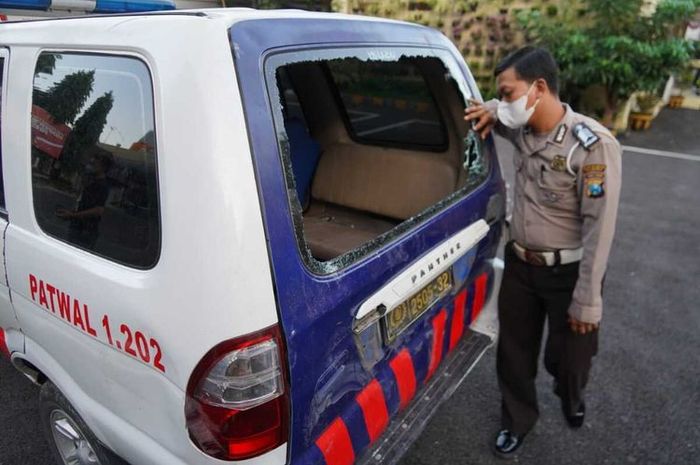 Isuzu panther polisi yang dirusak saat melakukan penertiban PPKM Darurat di Surabaya