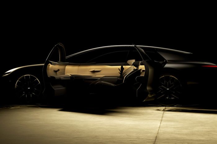 Teaser mobil konsep Audi Grand Sphere, memperlihatkan pintu suicide dan interior.