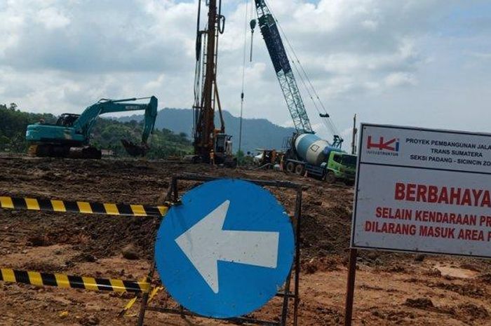 Potret pengerjaan jalan tol Padang-Pekanbaru Seksi 1 Padang-Sicincin.