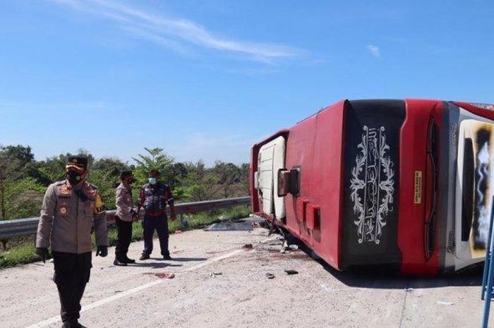 Bus Sudiro Tungga Jaya terguling di ruas tol Pemalang-Batang KM 308/A