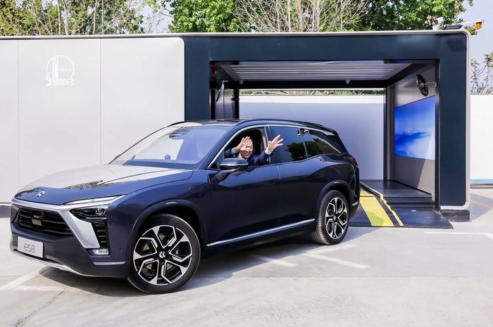 Stasiun Power Swap 2.0 NIO di Beijing yang baru dibuka, memperagakan parkir otomatis.