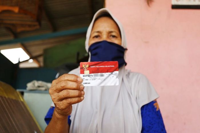 Seorang warga penerima bantuan sosial (bansos) dari Kementerian Sosial.(Dok. Humas Kementerian Sosial)