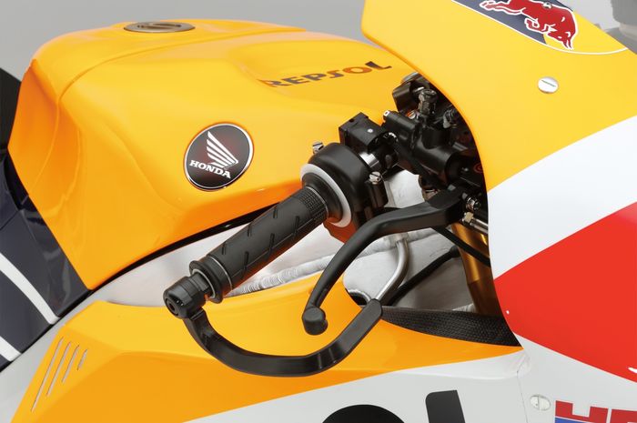 Semua motor di kancah balap dari MotoGP sampai balap nasional wajib menggunakan pelindung tuas rem. 