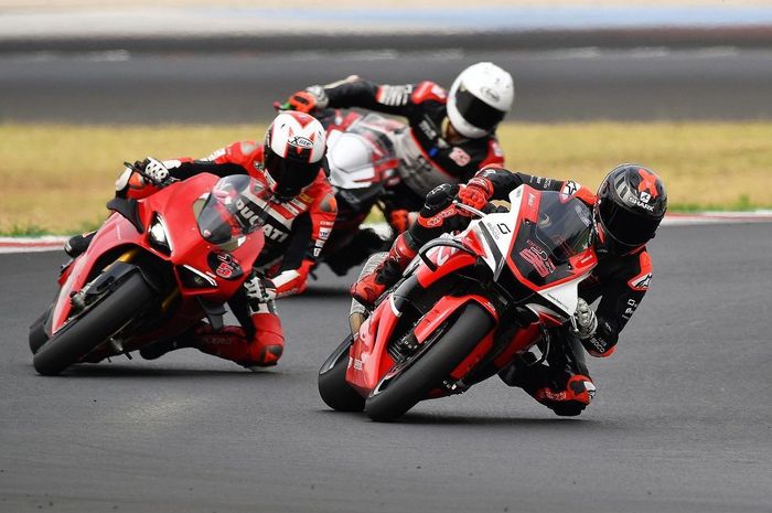 Jorge Lorenzo akhirnya kembali ke atas trek bersama Yamaha R1M.