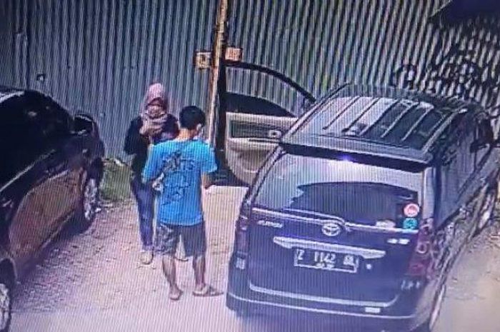 Rekaman CCTV sepasang kekasih naik Toyota Avanza pelat Tasikmalaya buang bungkusan berisi jasad bayi