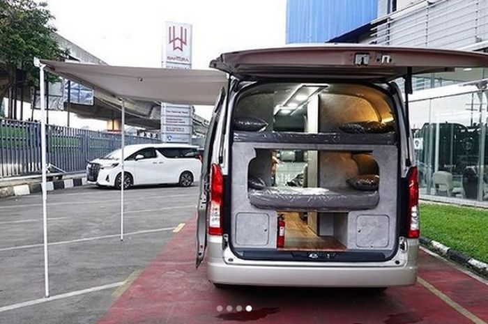 Kelengkapan kabin di Toyota HiAce Premio campervan ini mulai kompor, AC, genset, entertainment system, pelapis kulit, awning, sampai toilet