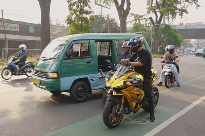 Doni Salmanan yang sedang kendarai Kawasaki Ninja H2.