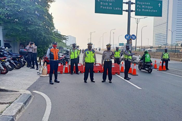 Penyekatan di depan menara Talavera, Jalan TB Simatupang , Jakarta Selatan, Kamis (15/7/2021).