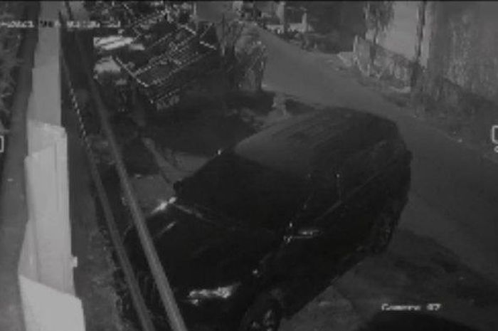 Potongan rekaman CCTV saat spion Toyota Fortuner dipetik maling di Kampung Baru Klender, RT 04/01, Cakung, Jakarta Timur 