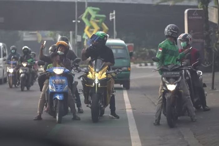 Doni Salmanan bagi-bagi uang pakai Ninja H2